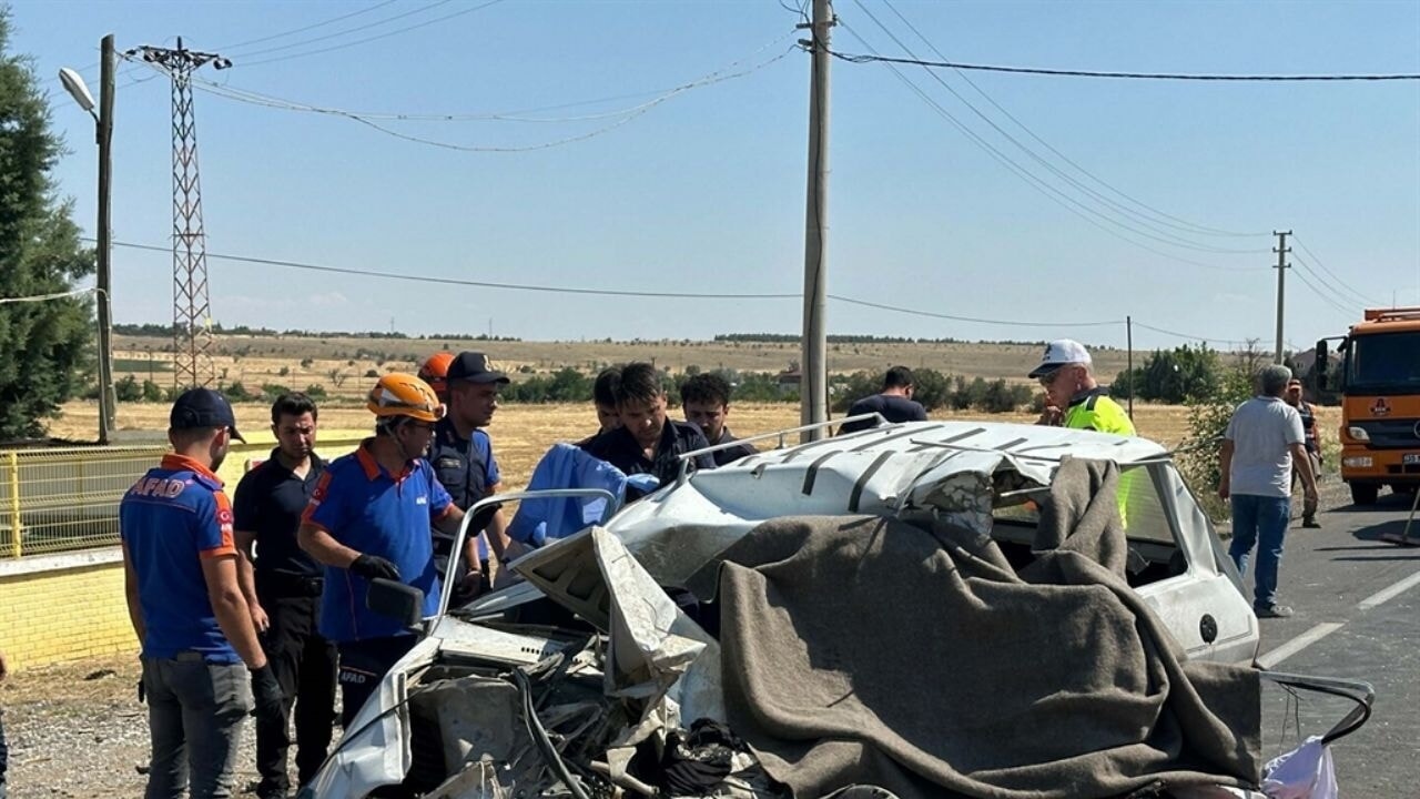 Colisão entre carro e caminhão deixa 2 mortos