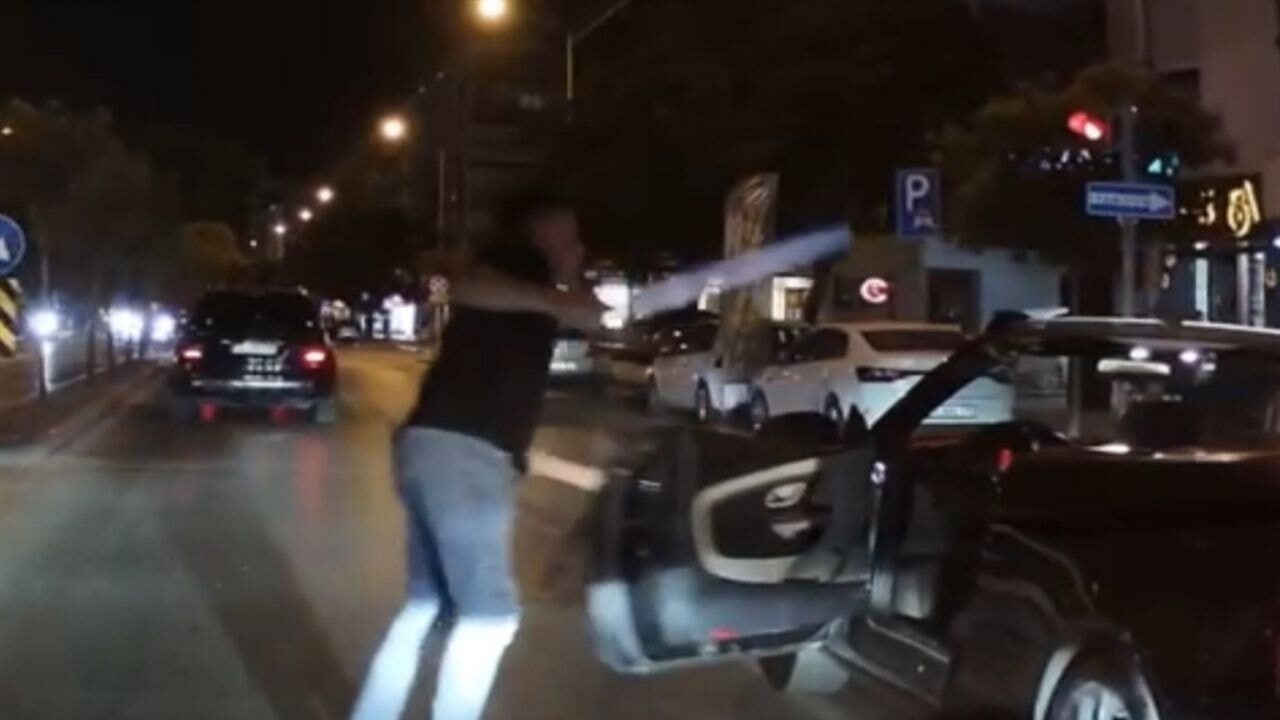 Hij kreeg ruzie in het verkeer en haalde het dönermes tevoorschijn!