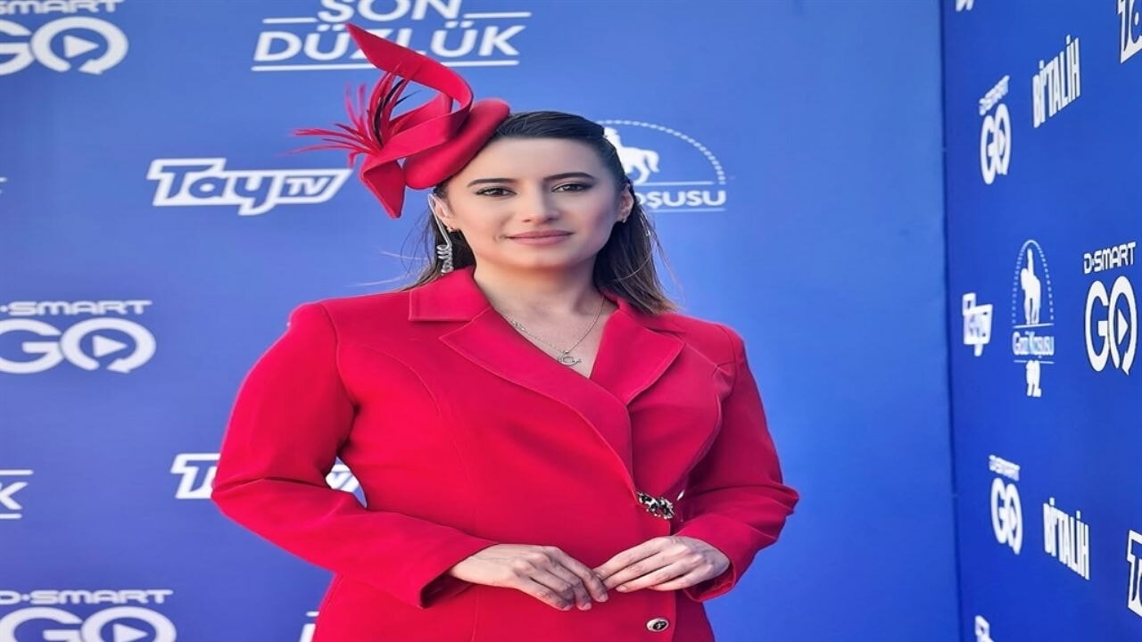 Racecommentator Esen Gök is dood aangetroffen in zijn huis