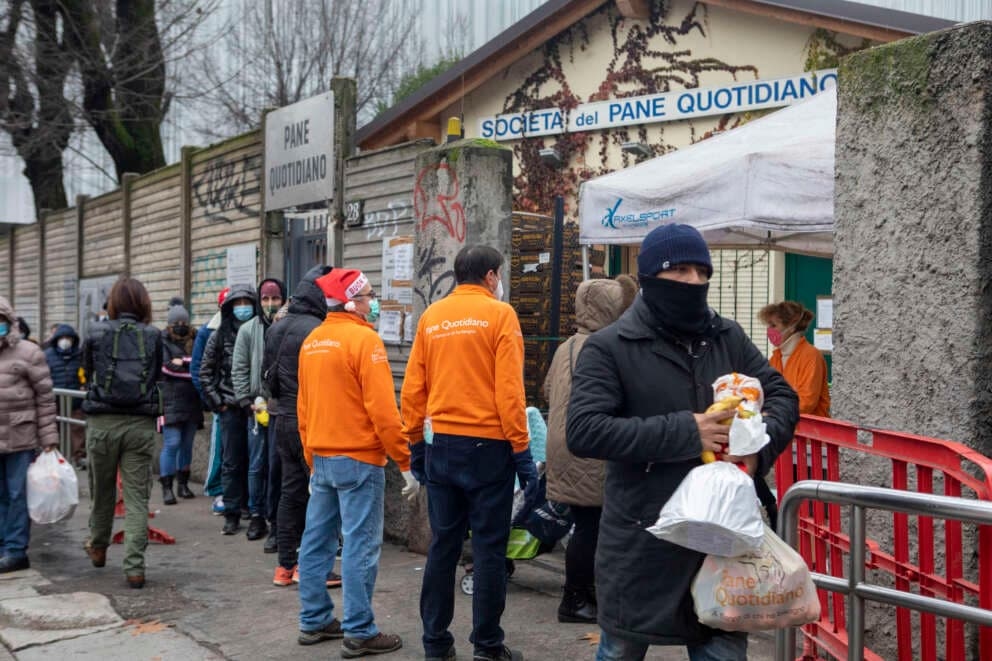 Na Itália, quase 6 milhões de pessoas vivem em pobreza alimentar, e o número de pessoas "invisíveis" está crescendo: a ActionAid desmascara os contos de fadas de Meloni.