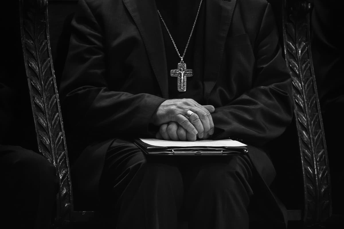 Priester gearresteerd voor seksueel misbruik van minderjarige: "Na het incident gaf hij een zegen en vroeg om vergiffenis."