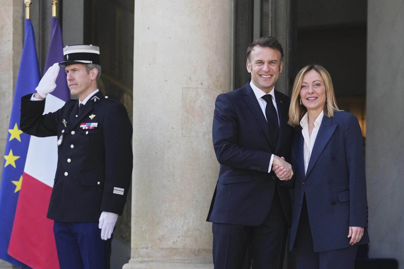 De schijnbare verzoening met Macron van de oninvloedrijke Meloni
