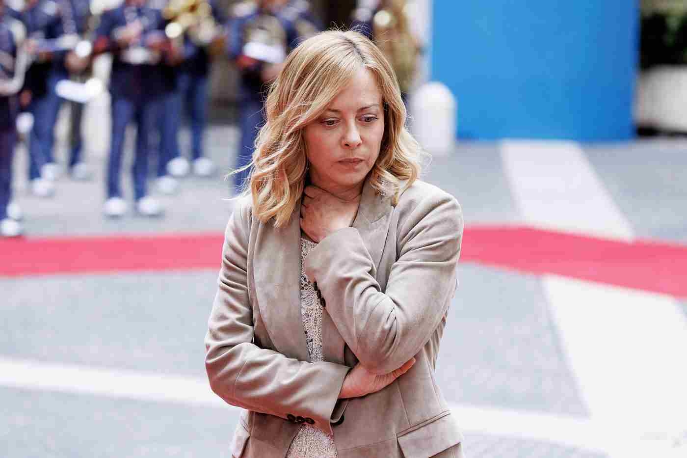 Meloni in the trenches, between the Middle East and Ukraine foreign policy is a problem: the prime minister's stammerings