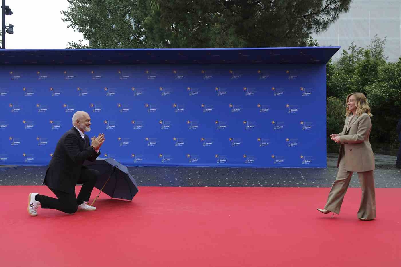 Meloni, the ghost prime minister wandering around Europe: isolated for her surrender to Trump, the “Willing” exclude her