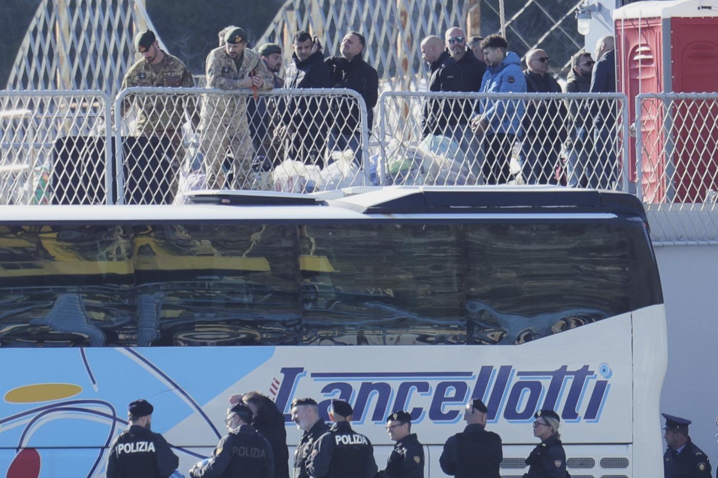 Directe repatriëringen uit Albanië, beschuldiging van de Democratische Partij: "Schending van de wetten"