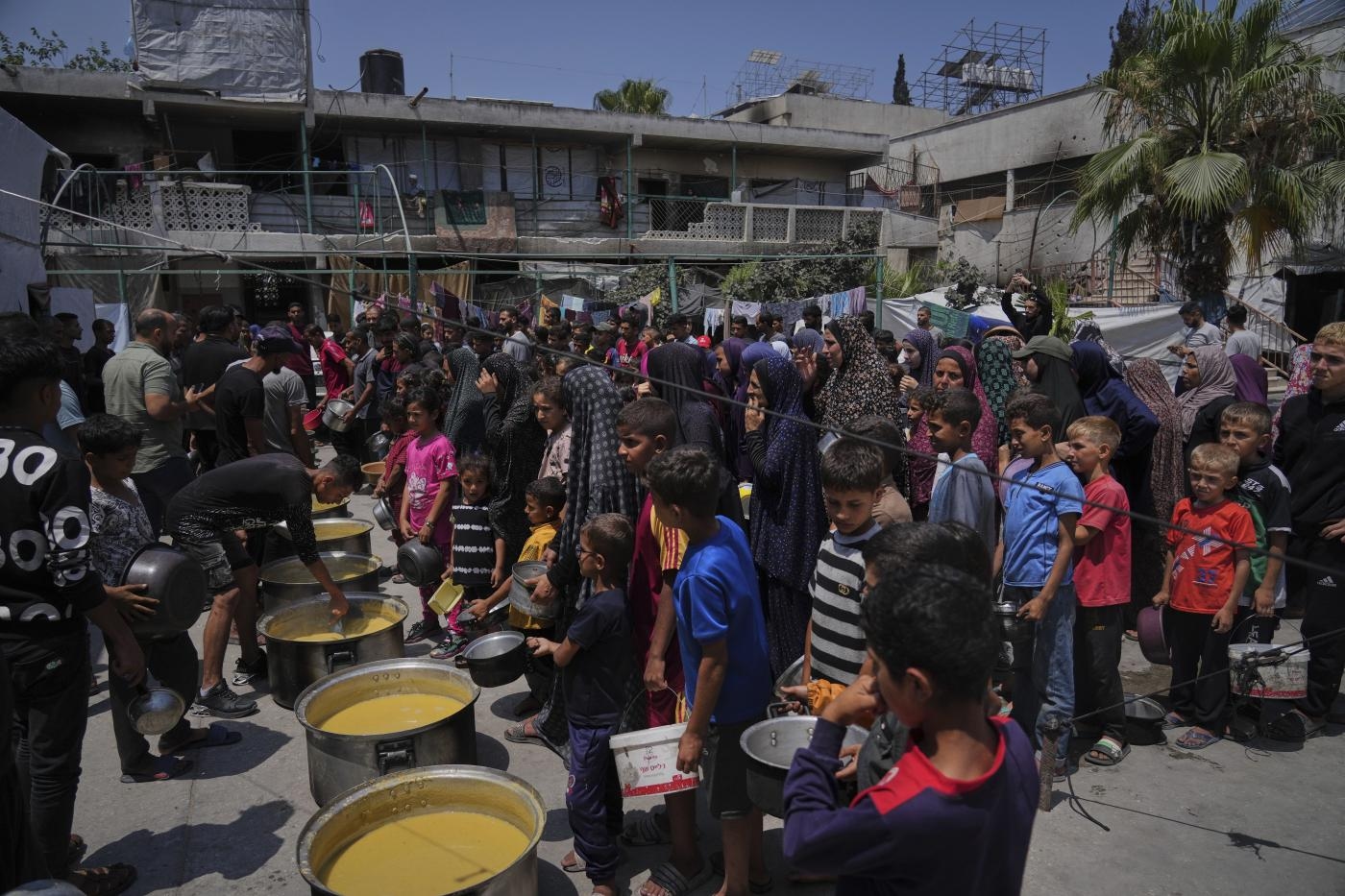Gaza, hunger as a weapon of extermination: Israel continues to attack civilians queuing for food, killing over 30.