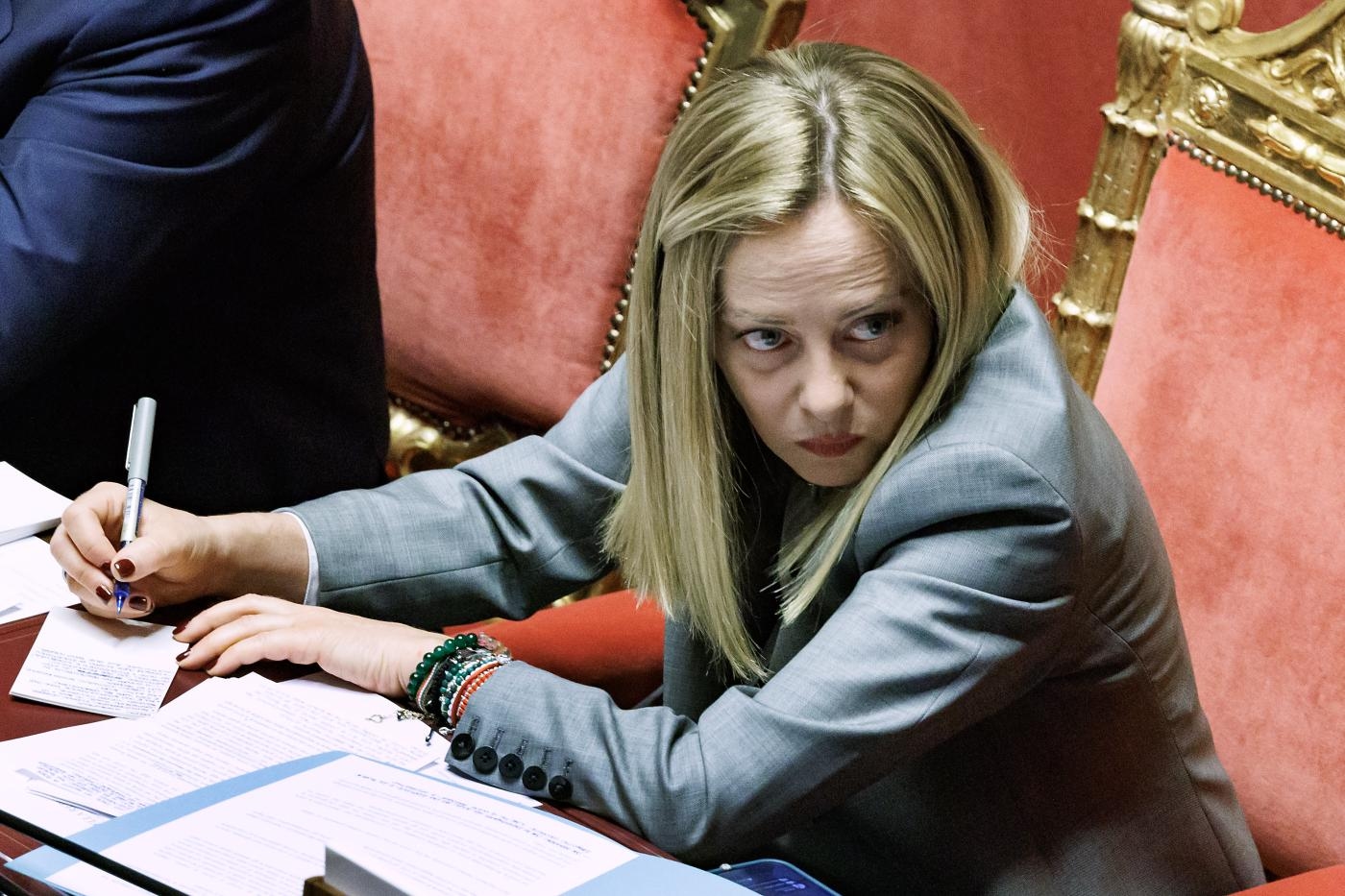Il Parlamento sempre più passacarte: tra decreti e fiducie le Camere ridotte a organo formale