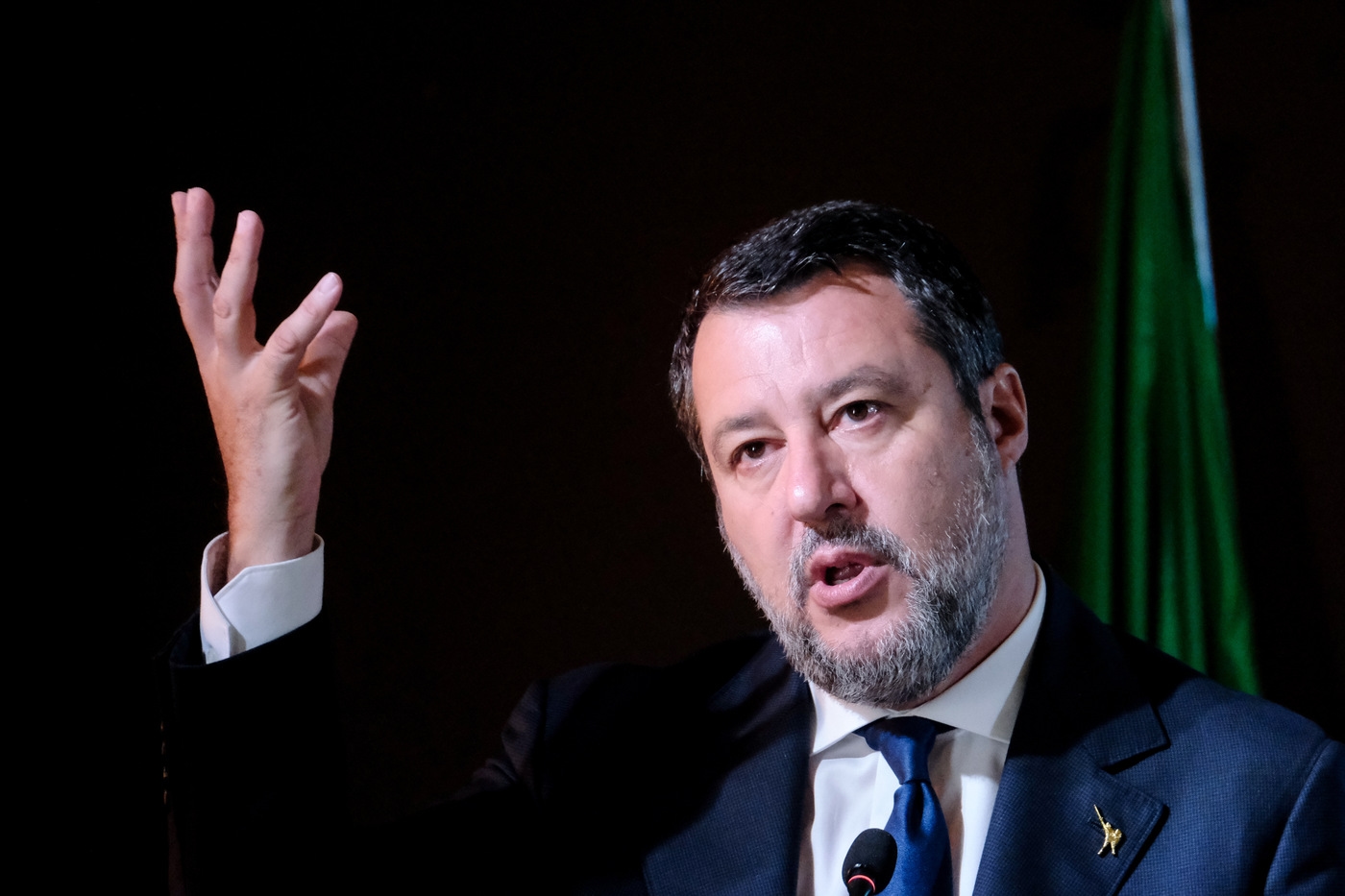 Salvini vuole affossare il reato di tortura, l’opposizione scatenata: “Sogna il far west”