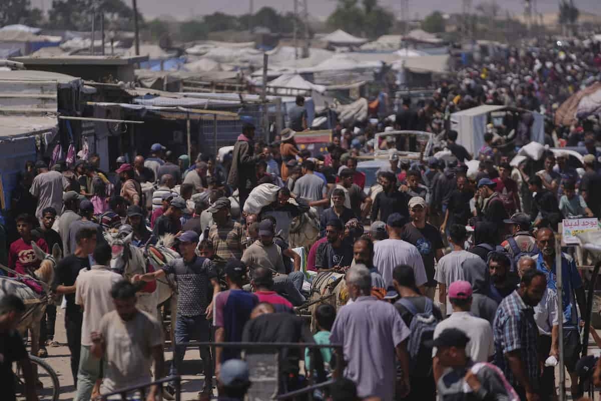 Gaza, Israele blocca di nuovo gli aiuti nella Striscia: 20 morti nei bombardamenti, le vittime che aspettavano ai centri distribuzione