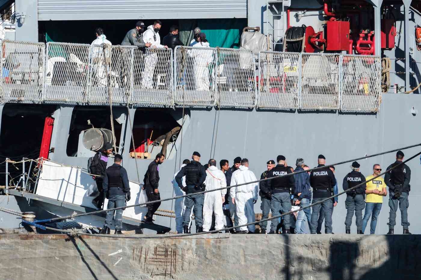 Meloni verstößt weiterhin gegen das Gesetz: Weitere 15 Migranten nach Albanien abgeschoben