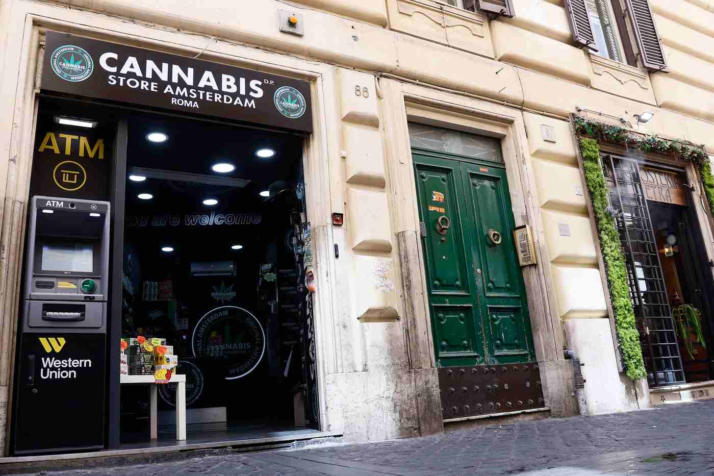 De empreendedores a narcotraficantes graças ao decreto de segurança: a incrível história de Emiliano e Simona
