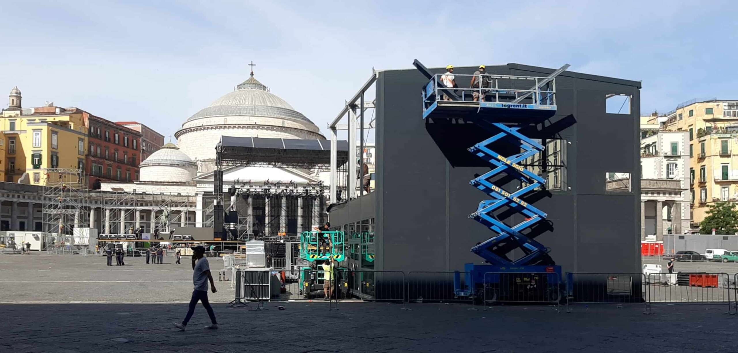Começou a ocupação da Piazza del Plebiscito em Nápoles: moradores reféns de shows
