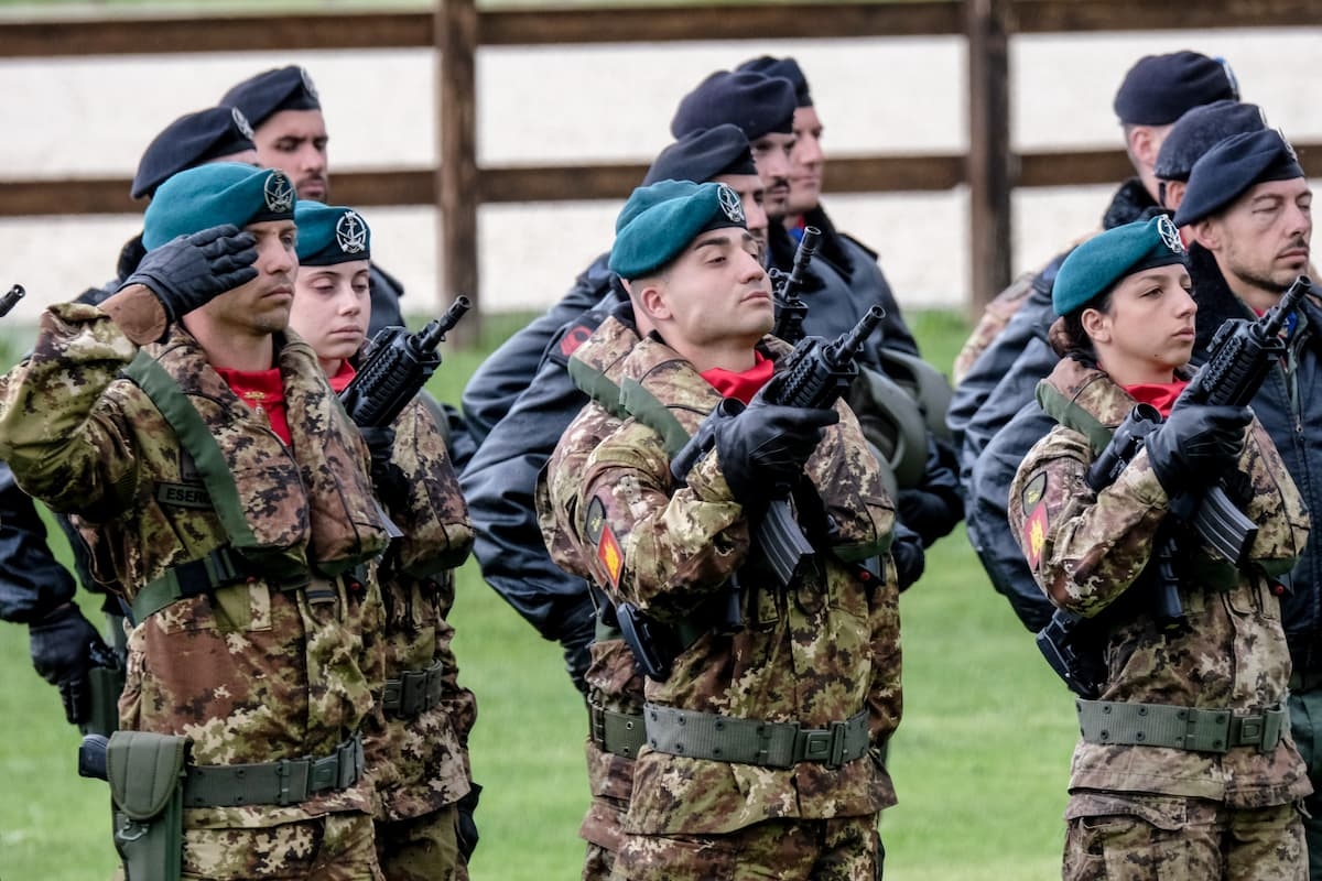The Meloni government ready to establish military reservists (with the support of the Democratic Party): 10 thousand to be recalled in case of "emergency"