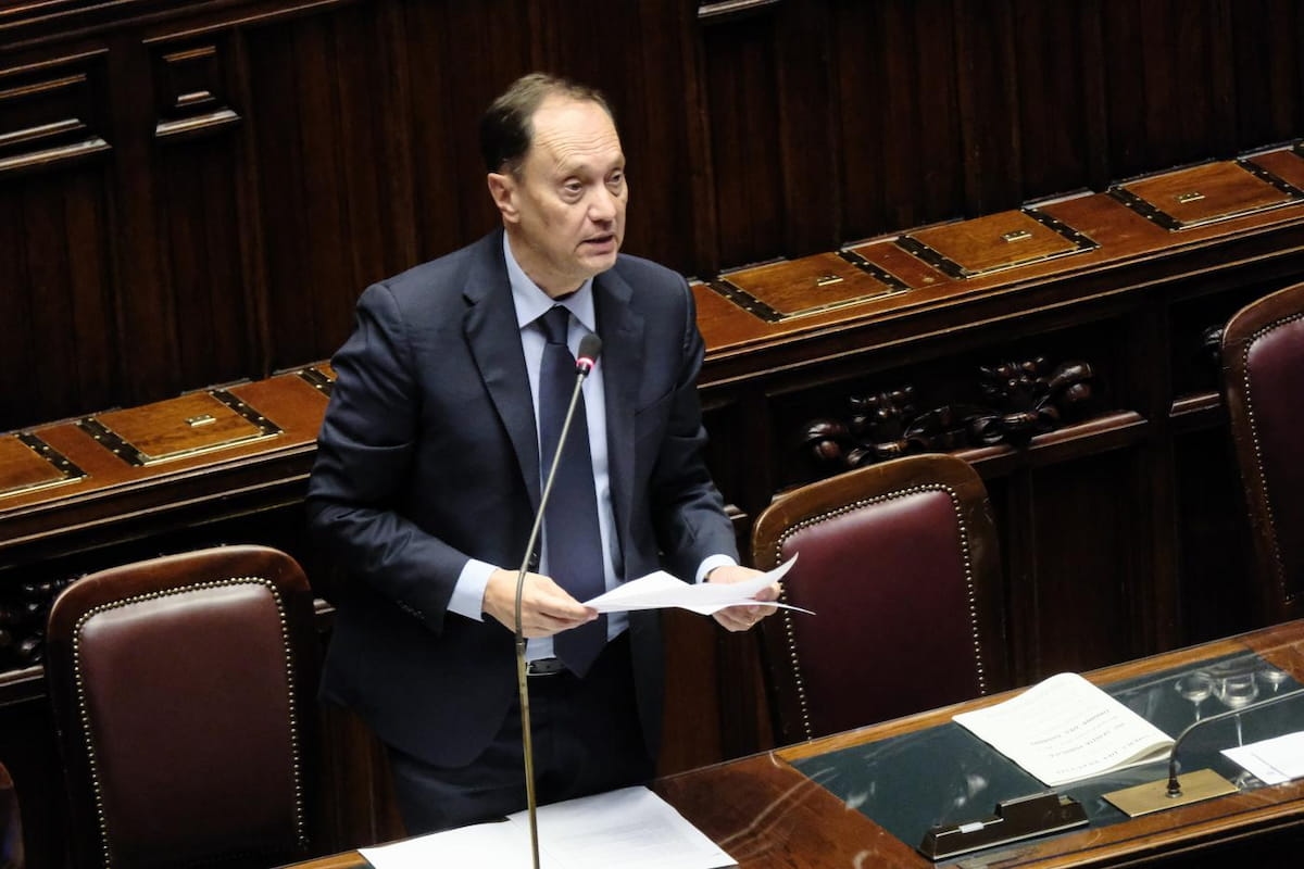 Oda'da kısa hafta, Ciriani'nin cuma oturumlarını iptal etme önerisi FdI ile Lega arasında yeni bir cephe açıyor