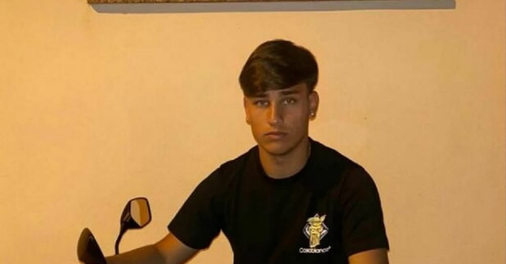 Accidente mortal en Mondragone, colisión entre coche y moto: Luigi Petrella pierde la vida a los 16 años