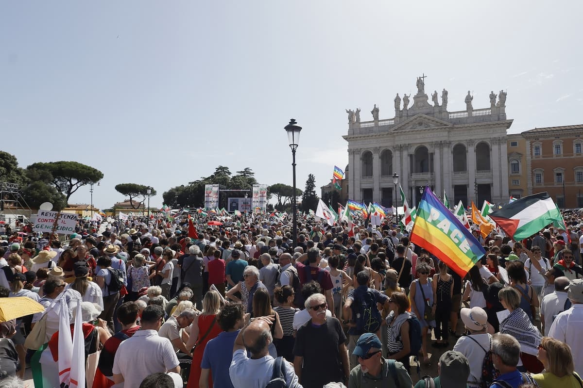 Praça de Gaza, em Roma, 300 mil pessoas respondem ao apelo do Partido Democrático, M5S e AVS: “Parem a limpeza étnica”