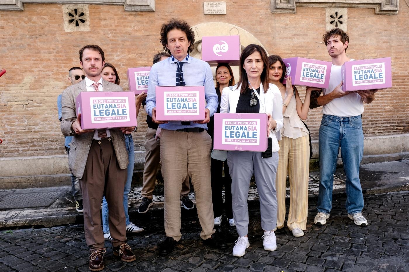 Eutanásia: Mais de 74.000 assinaturas para um projeto de lei que desafia o governo Meloni.