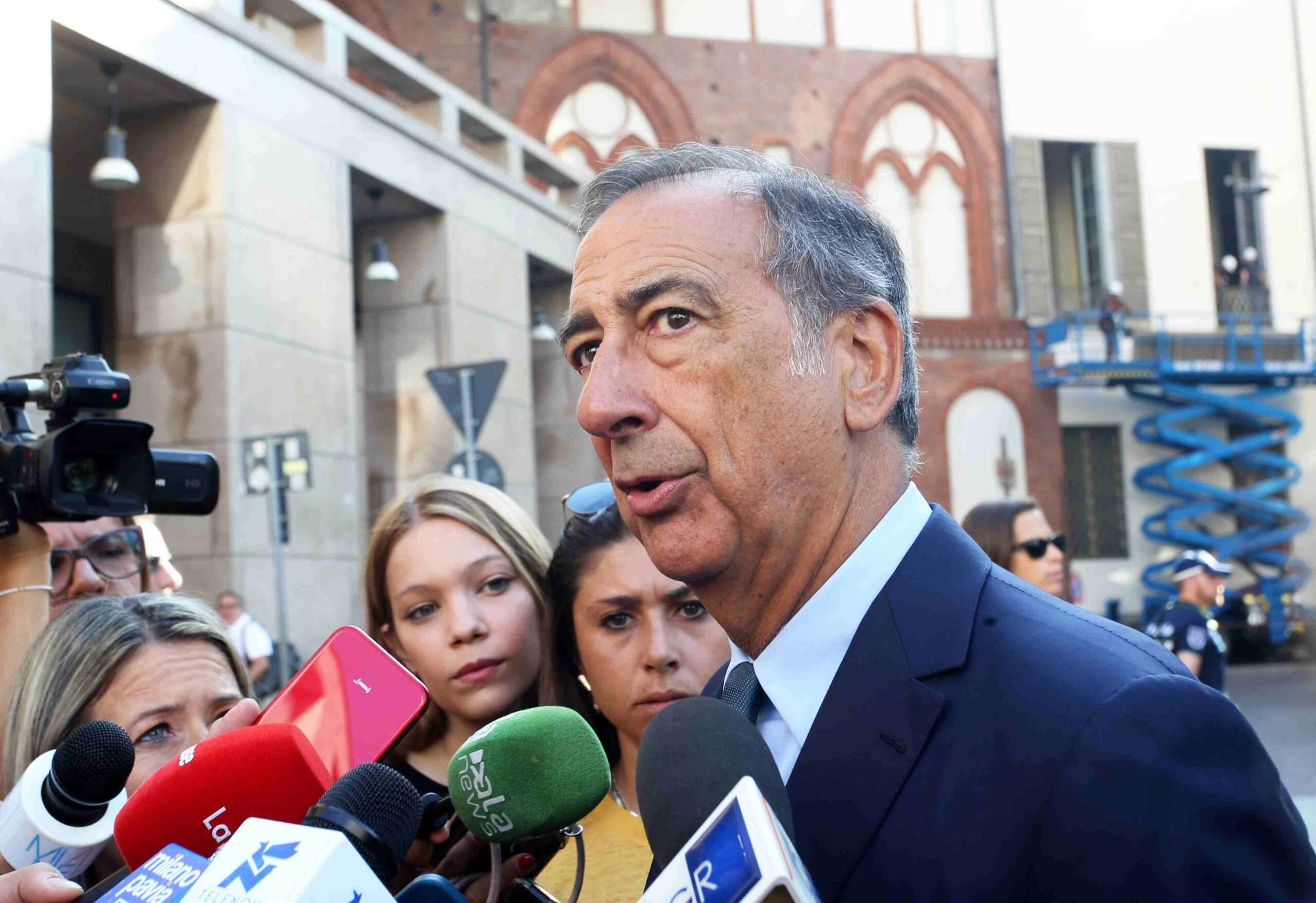 En el proceso de investigación urbanística de Milán, Sala retrasa su dimisión con el apoyo del Partido Demócrata, pero es necesario un "cambio de ritmo".