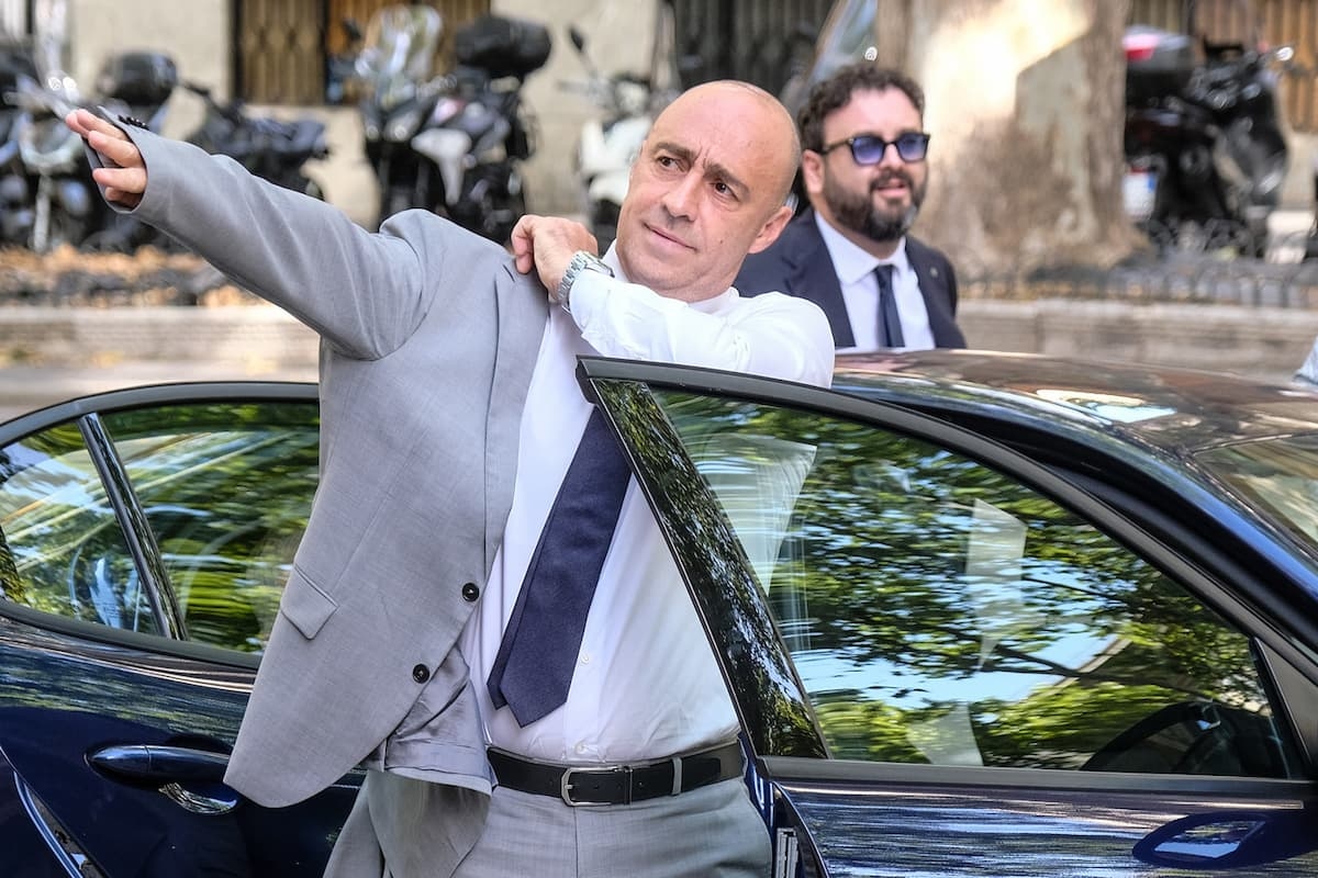 İki ay önce seçilen Taranto Belediye Başkanı Bitetti, eski Ilva çelik fabrikasına yönelik protestoların ardından "siyasi uygunsuzluk" nedeniyle istifa etti.