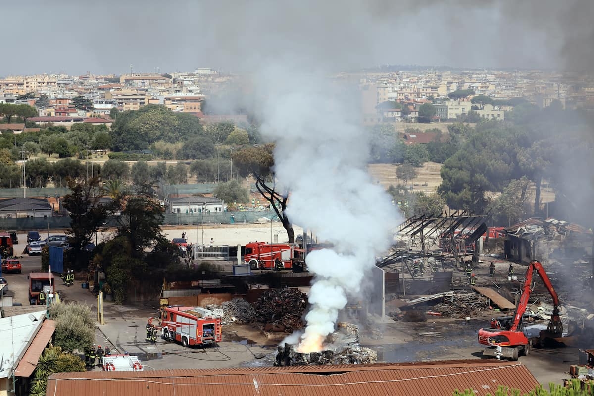 En Roma explotó una gasolinera; el conductor del camión cisterna está siendo investigado y acusado de homicidio.