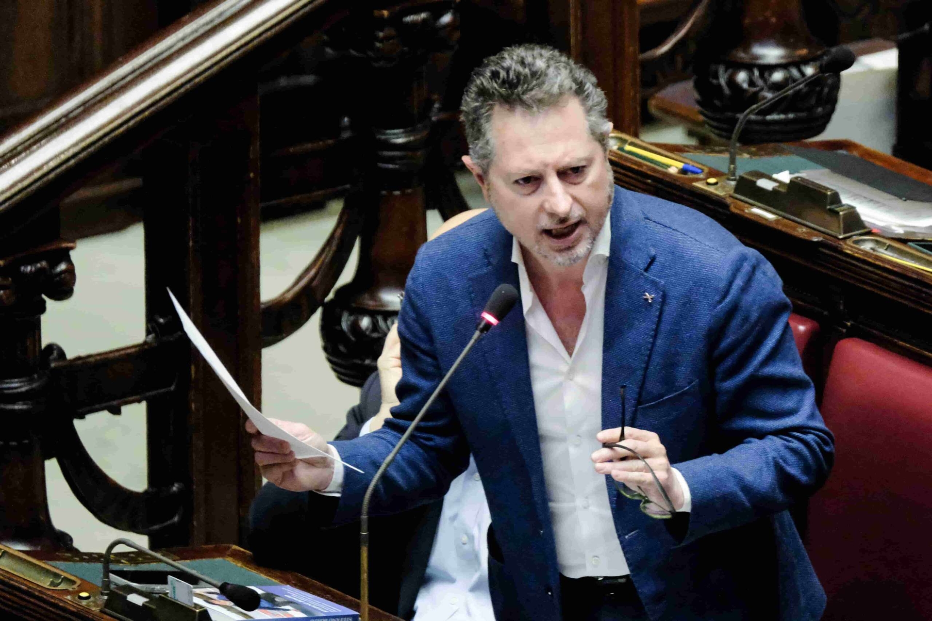 Borrelli se torna salva-vidas, enquanto o MP transfere os nadadores para a Praia Mappatella.