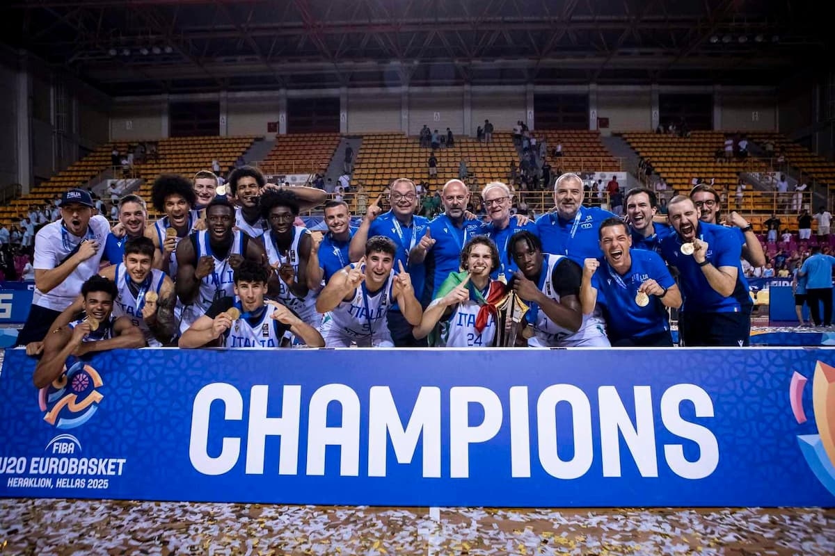 L'équipe italienne de basket-ball des moins de 20 ans est championne d'Europe, battant même les racistes : « Merci pour vos commentaires, vous nous avez donné un coup de pouce. »