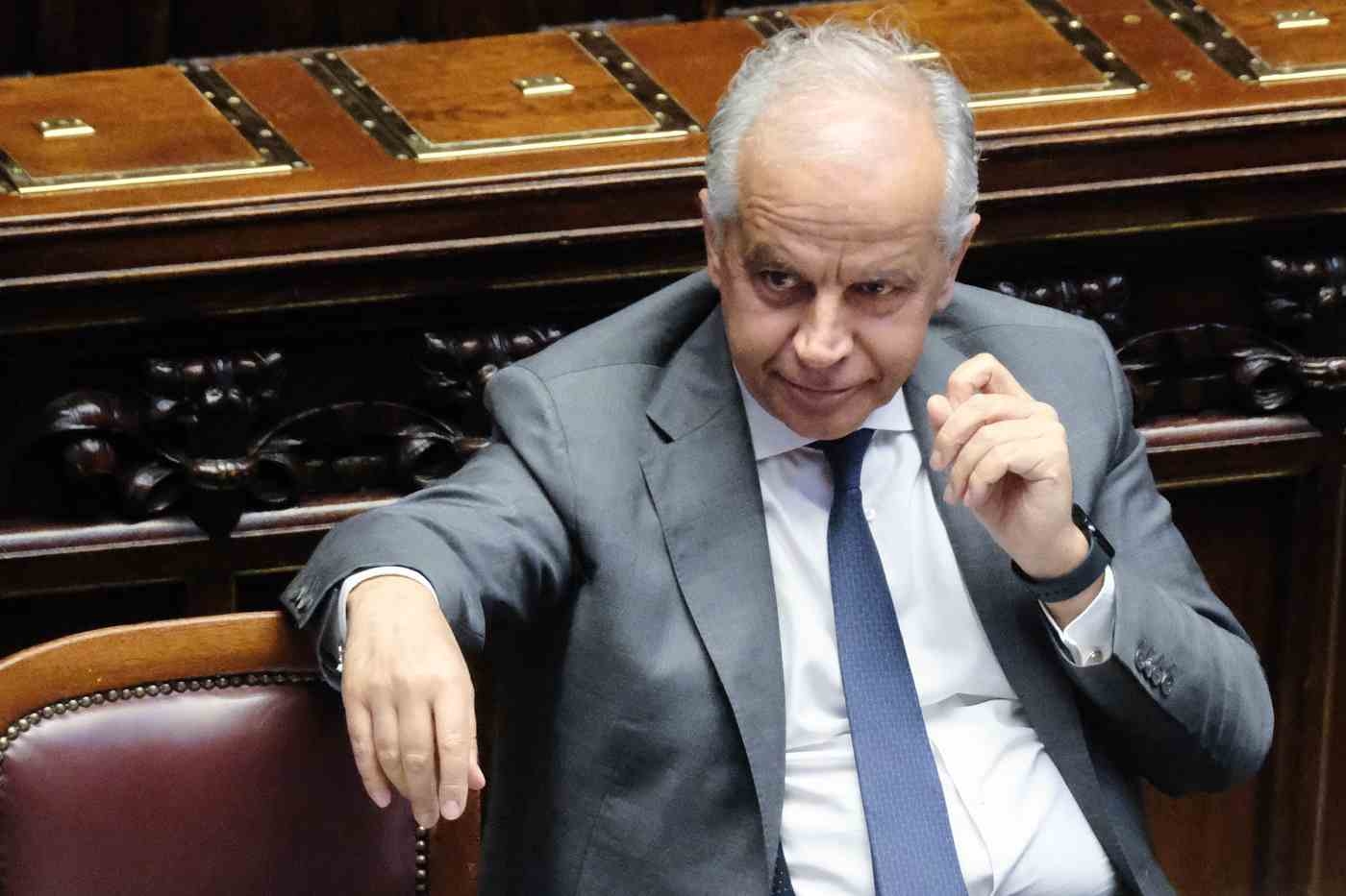 Piantedosi expulso da Líbia como imigrante ilegal: uma das maiores humilhações de um ministro italiano.