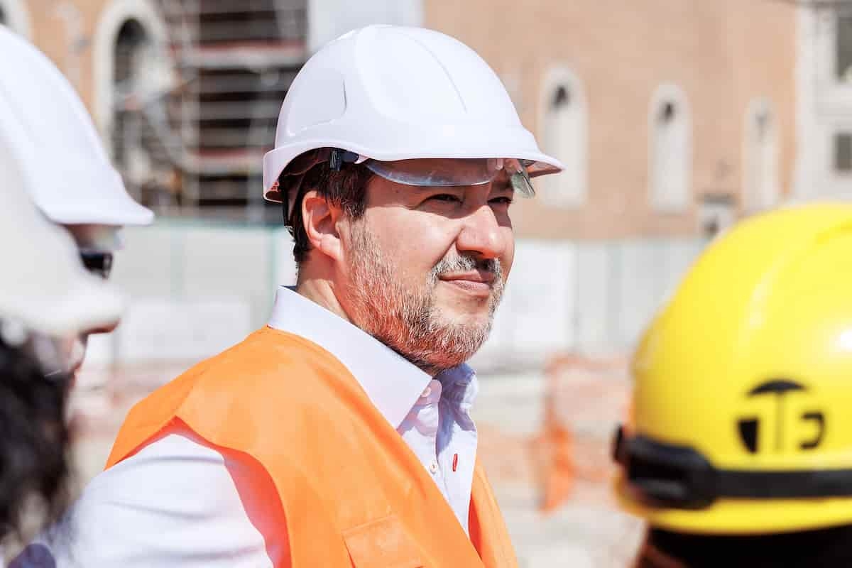 Als Salvini nach Leoncavallo ging, freut er sich heute über die Räumung des Sozialzentrums: „Afuera“