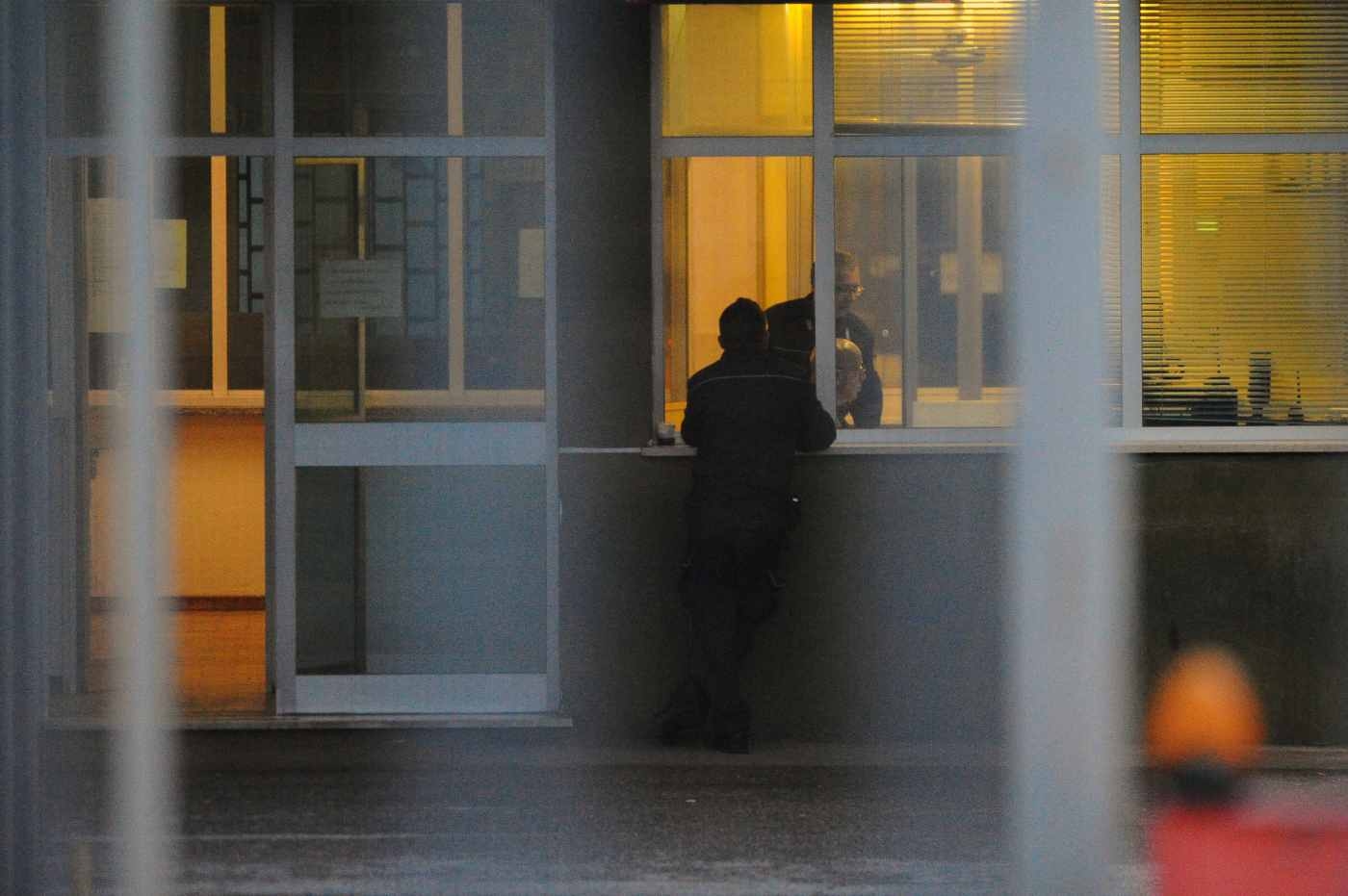 “Qui non è vita, vorremmo chiudere gli occhi per sempre”: una lettera dal carcere di Brescia