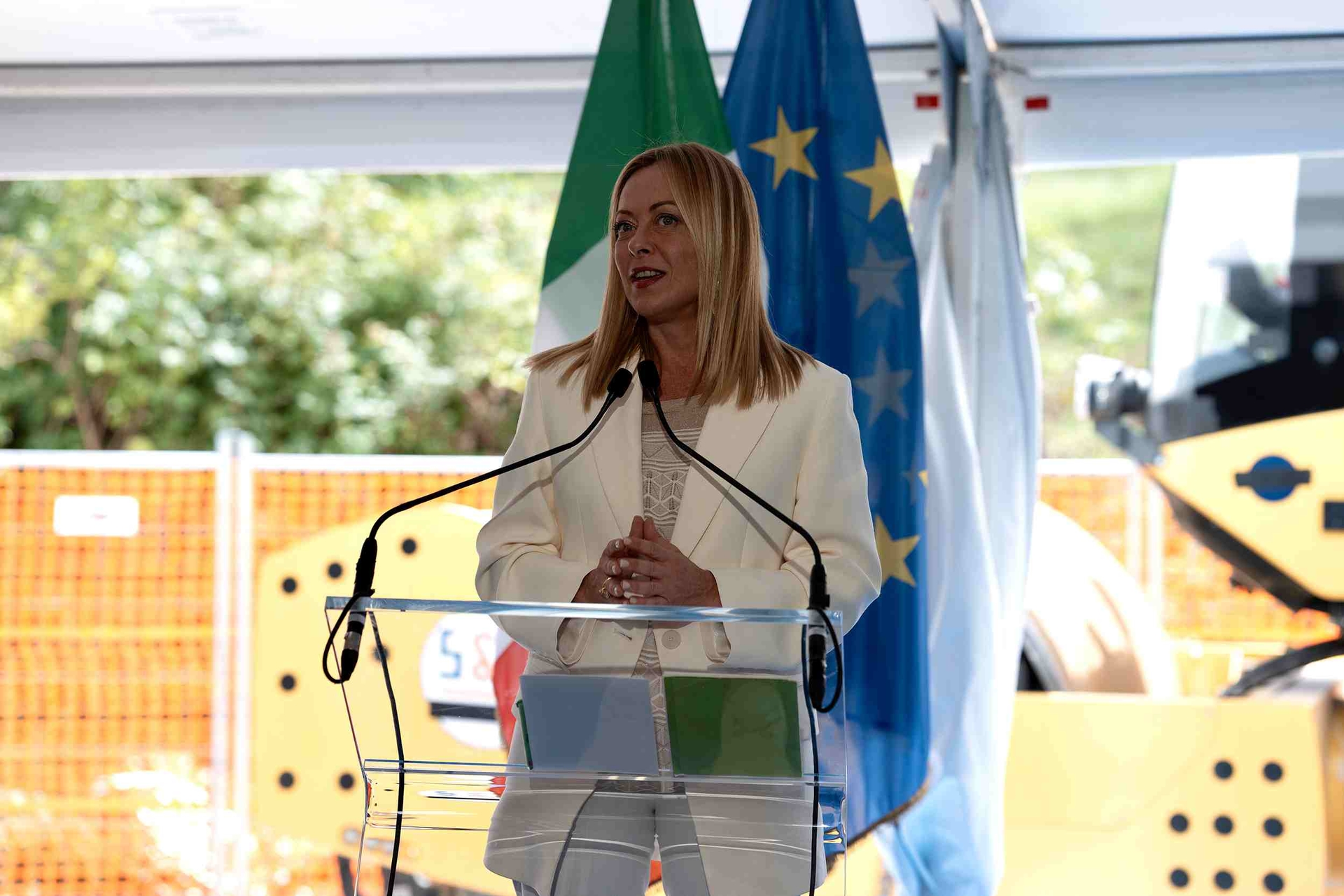 Meloni “garantista” in zona Cesarini, ma in realtà le toghe su Almasri l’hanno salvata: altro che Berlusconi…
