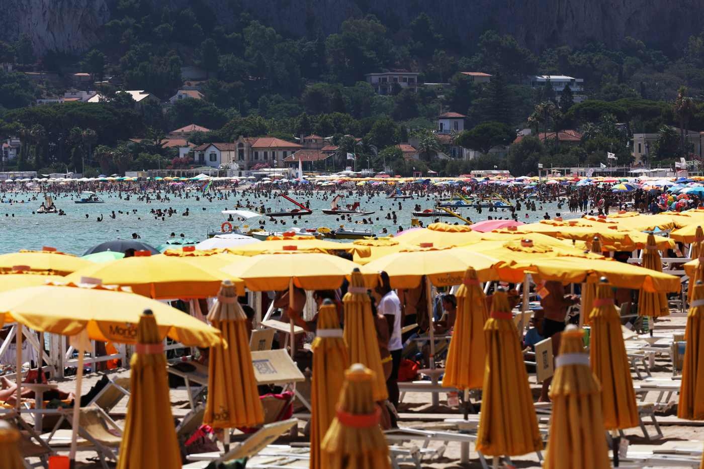Ihre Majestät, der Sonnenschirm, ist das Symbol des Klassenkampfes: Das Meer ist nicht mehr für alle da