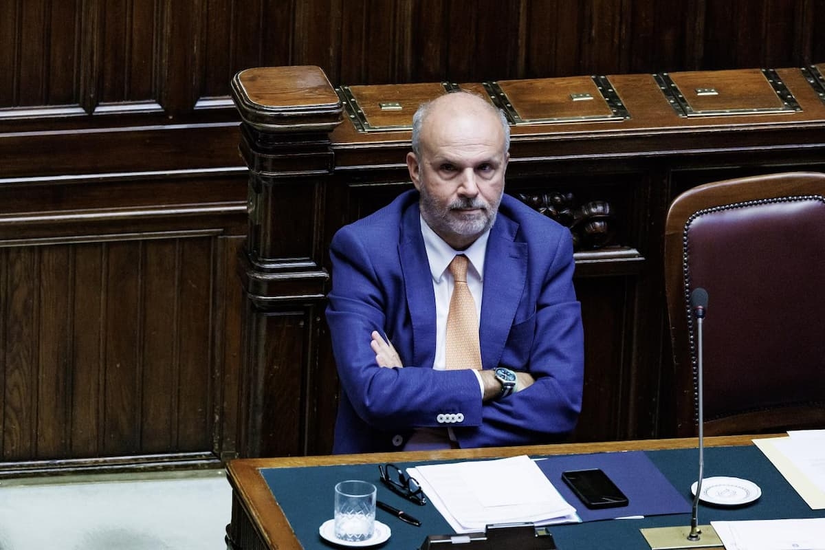 Schillaci dissolves the vaccine committee, the right splits: the minister is defended only by Forza Italia, while the League attacks.