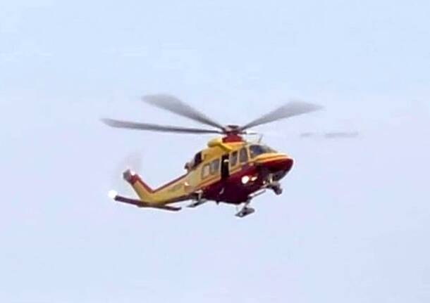 Castelveccana - Un cycliste heurté par une camionnette à Castelveccana sur la route provinciale du lac, les secours aériens interviennent - - Varese News