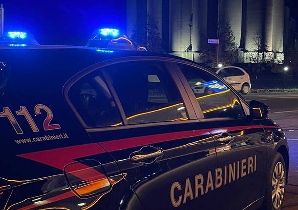 Laveno Mombello - Tres agentes de los Carabinieri fueron atacados y heridos el sábado por la tarde durante una detención en Laveno Mombello - - Varese News