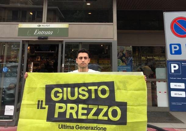 Varese - Ultima Generazione protests against Carrefour in Varese. “Accomplices of genocide” - Varese Laghi - Varese News