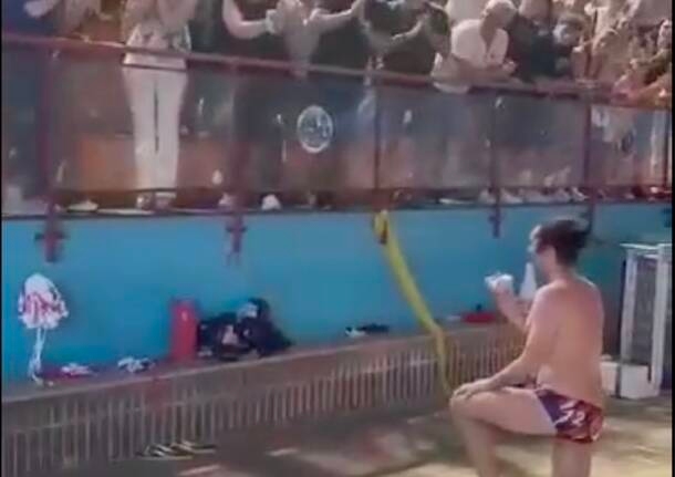 Varese - That yes on the poolside in Varese that drove the “Von“ fans crazy - Life - Varese News
