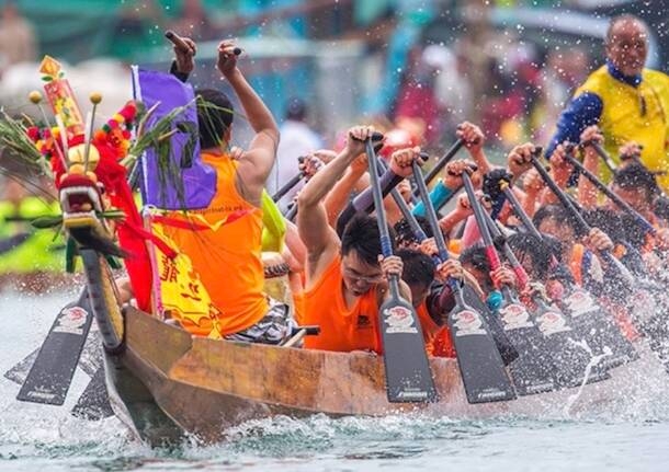 Tempo Libero - Il cuore di Vivilago 2025 batte forte: dragon boat e tributo a Max Pezzali e 883 accendono la Schiranna - Tempo libero - Varese News