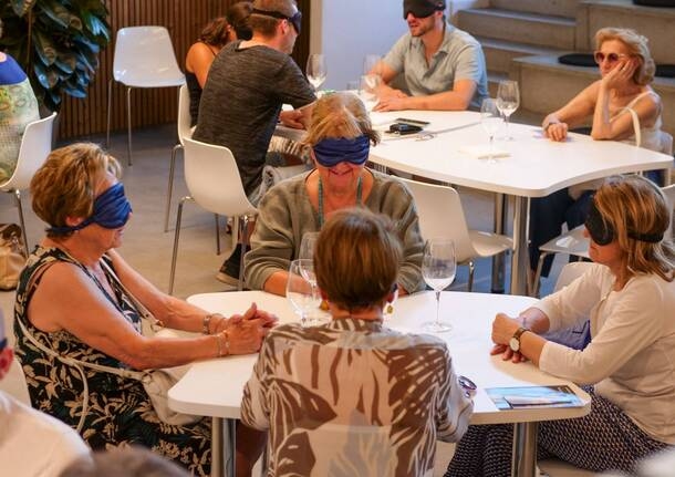 Castronno - Quando il gusto illumina il buio: a Materia l’esperienza sensoriale di Slow Food -  - Varese News