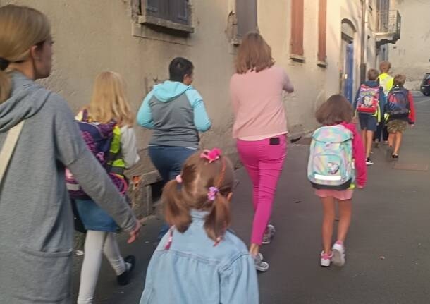 Luvinate - Le Walking Bus a démarré à Luvinate - - Varese News