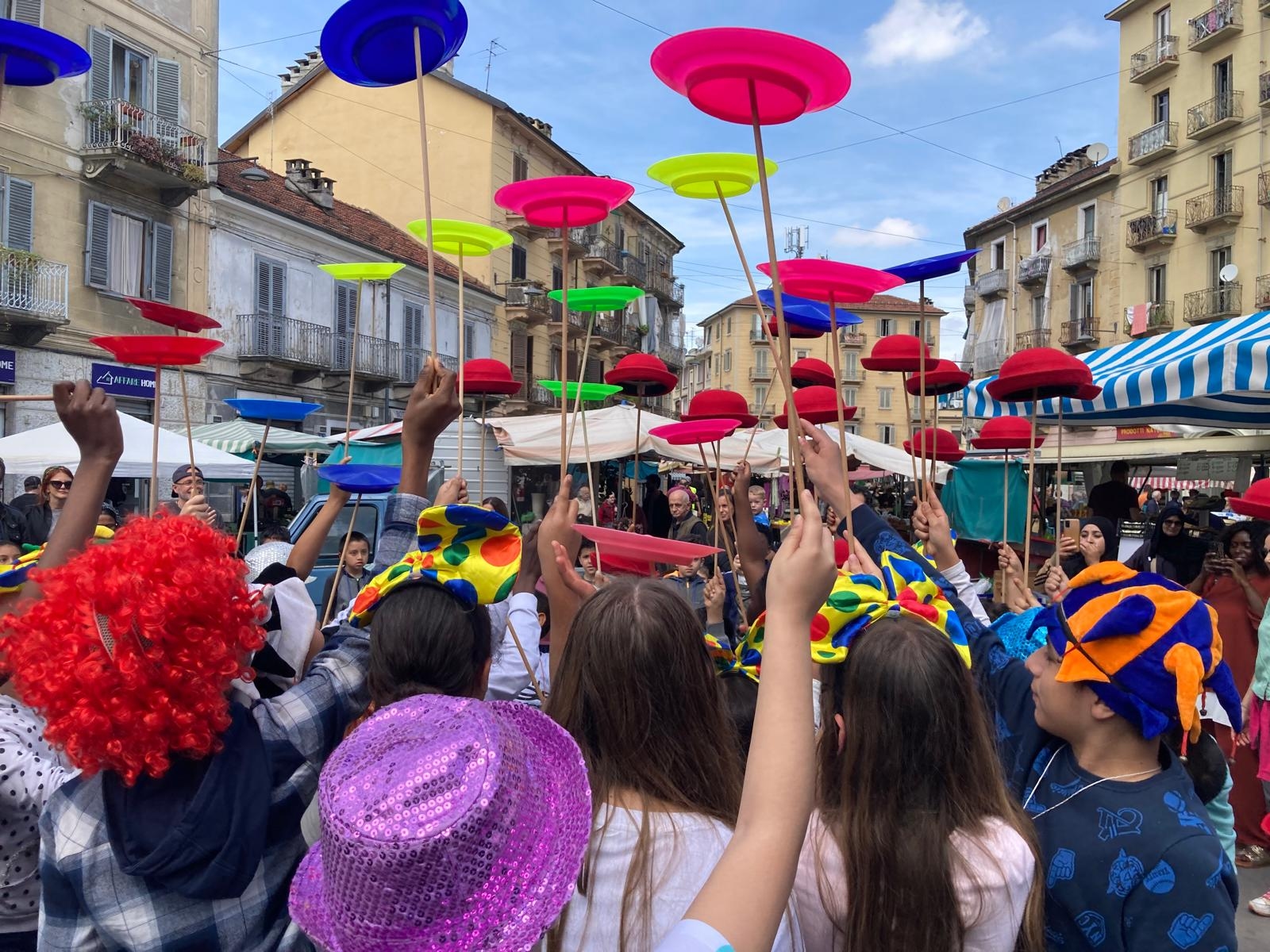 Barriera di Milano, filantropia traz artistas e crianças à praça