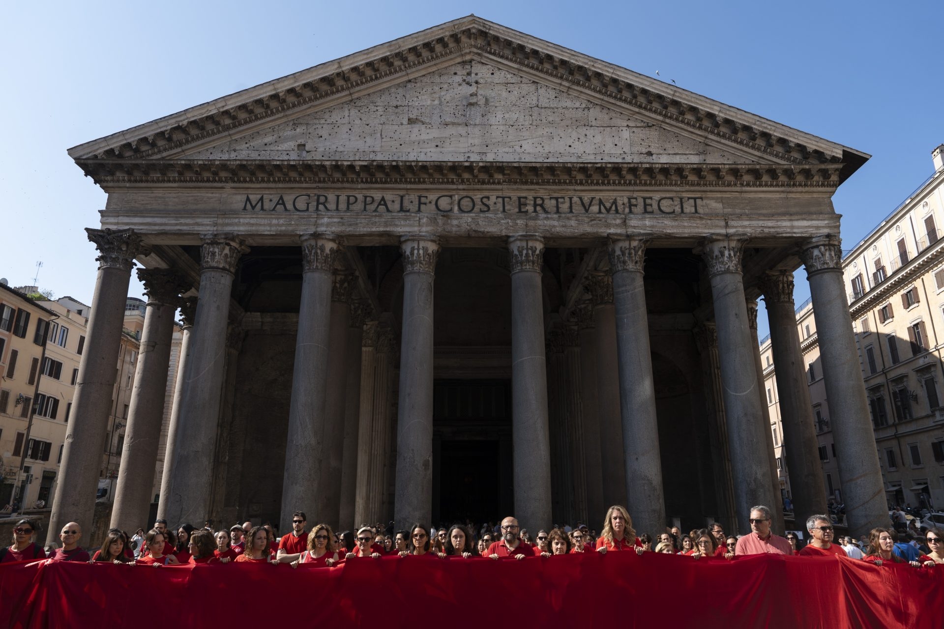 Rome, de menselijke keten van het Pantheon: stop de straffeloosheid, wij eisen gerechtigheid voor Gaza