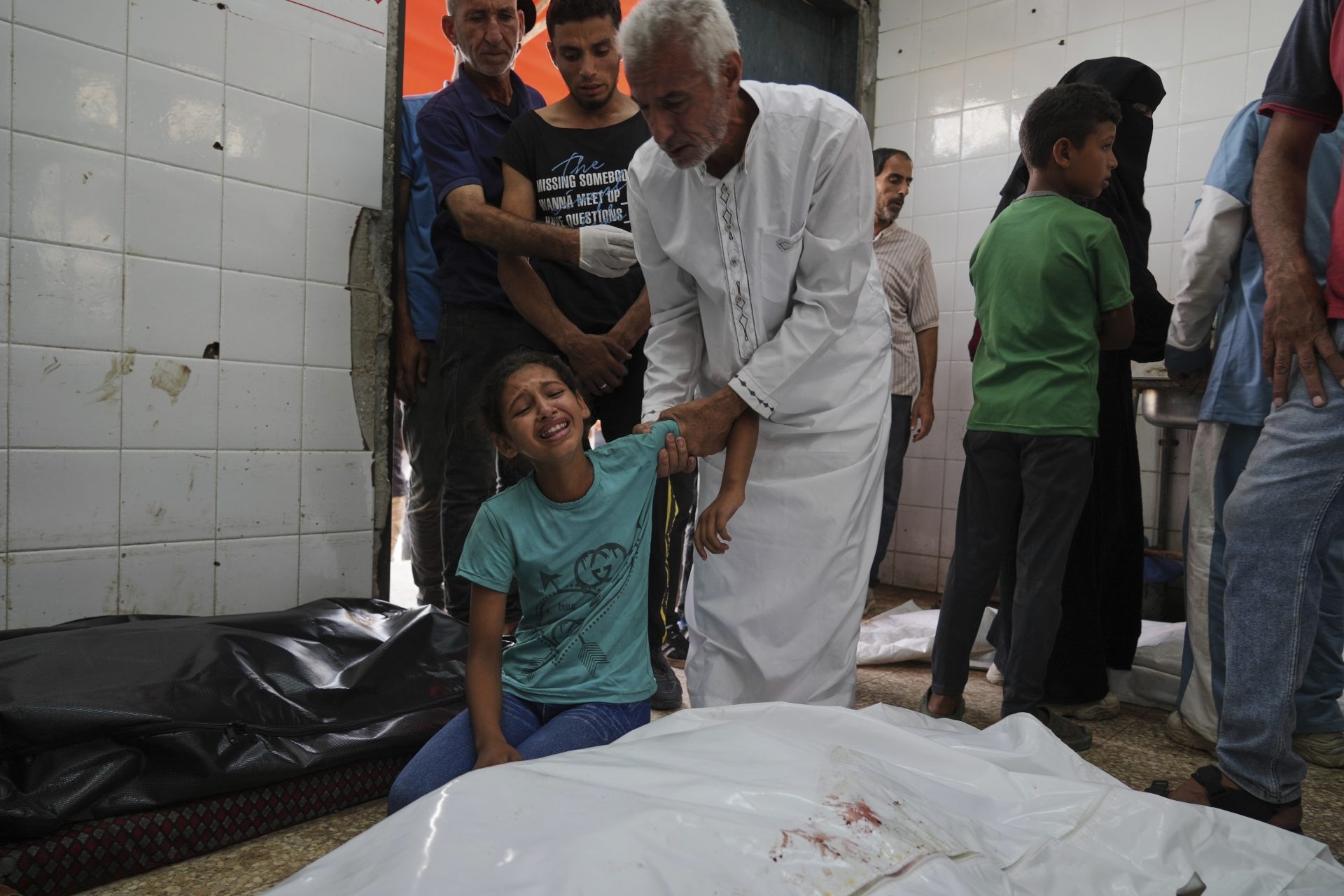 Gaza, costretti a scegliere tra fame o spari