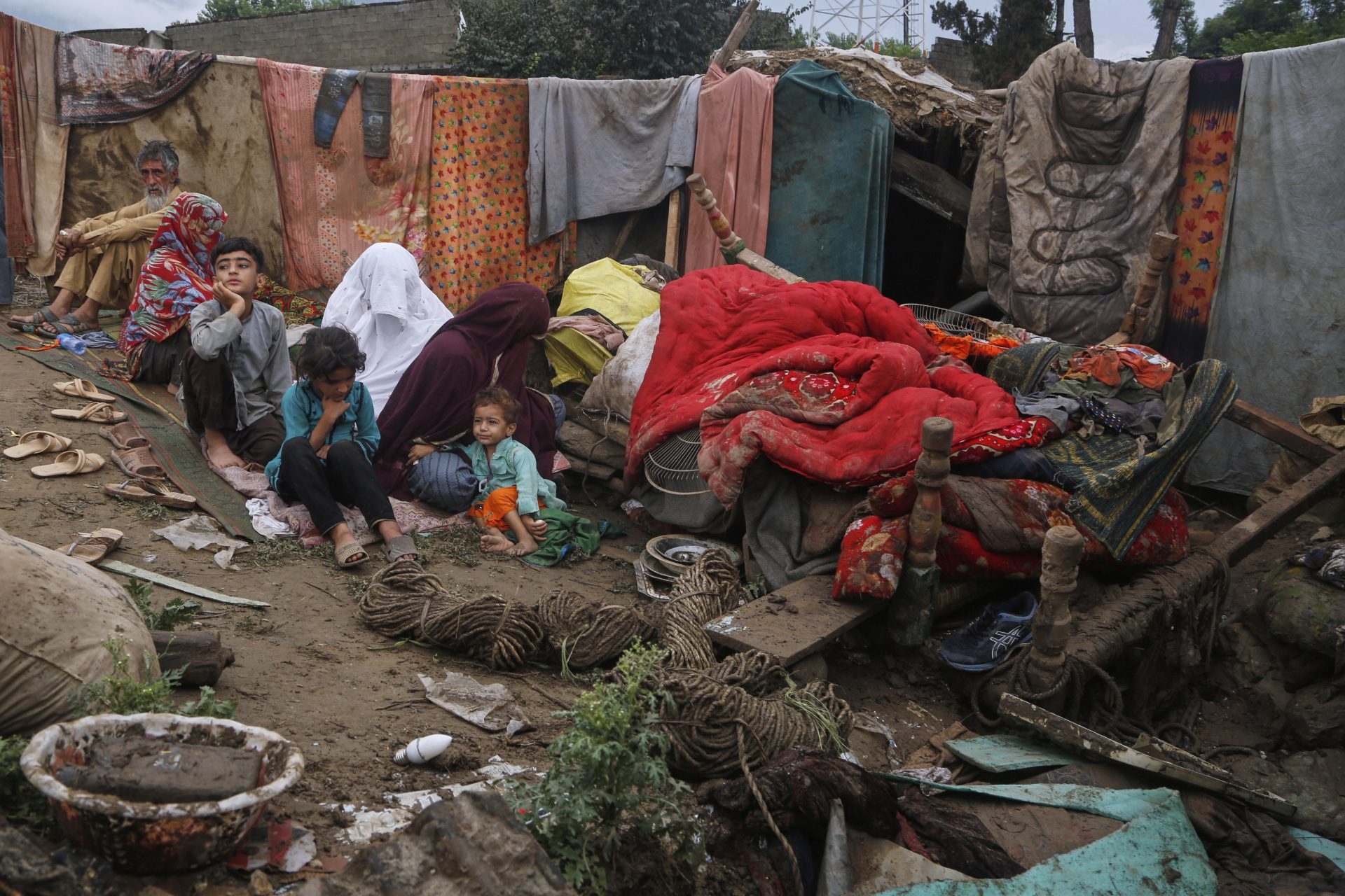 Pakistan: Number of people killed by monsoon rains triples