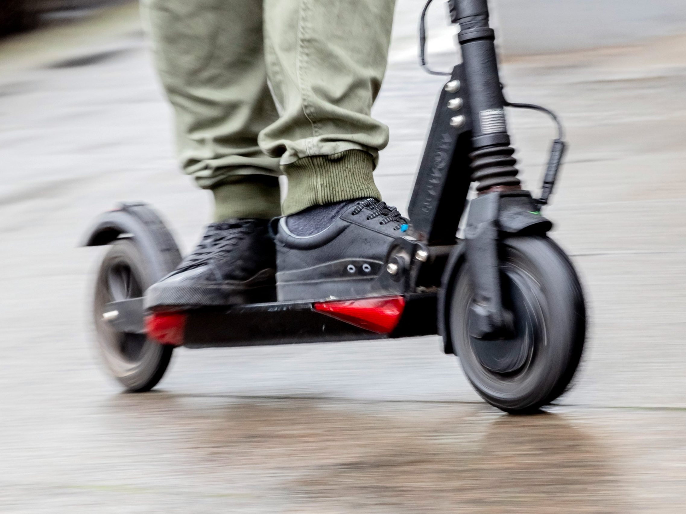 Ladrão em scooter elétrica rouba colar de mulher de 32 anos em Viena