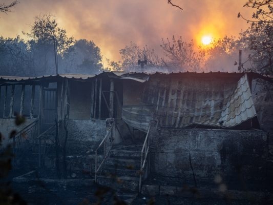 Continúan numerosos incendios forestales en Grecia