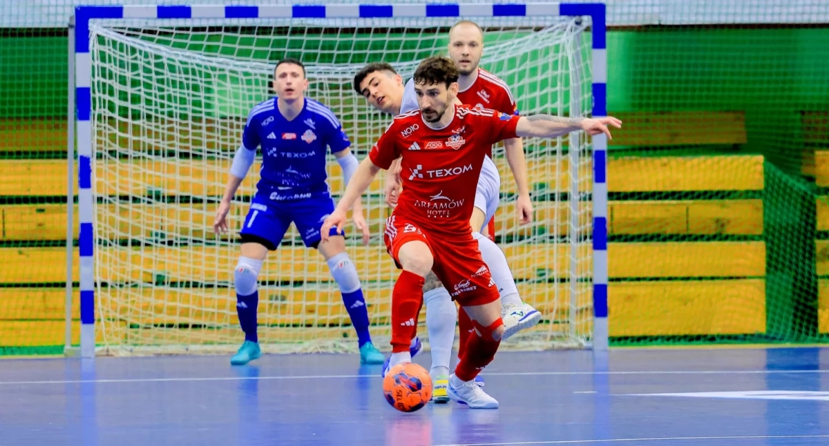 Ci sarà una terza partita. Il campione polacco è riuscito a liberarsi dal cappio. Domani ci sarà una grande battaglia nella sala POSiR. Texom Eurobus Przemyśl può permettersi una sensazione!