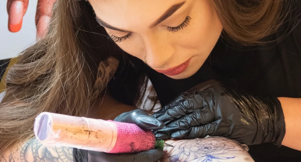 Tatuadores em ação. Verdadeiras obras de arte foram criadas. Veja fotos [GALERIA]