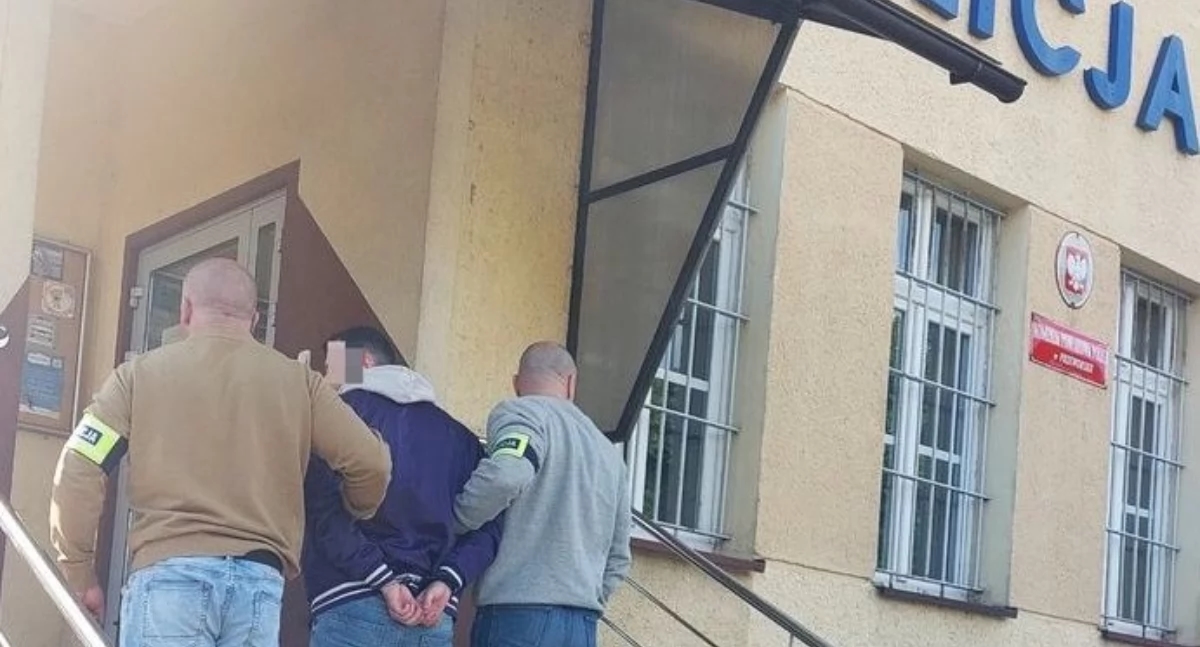 O homem de 28 anos foi preso por posse de quantidades significativas de drogas. Detetives apreenderam quase meio quilo de substâncias proibidas [FOTOS]