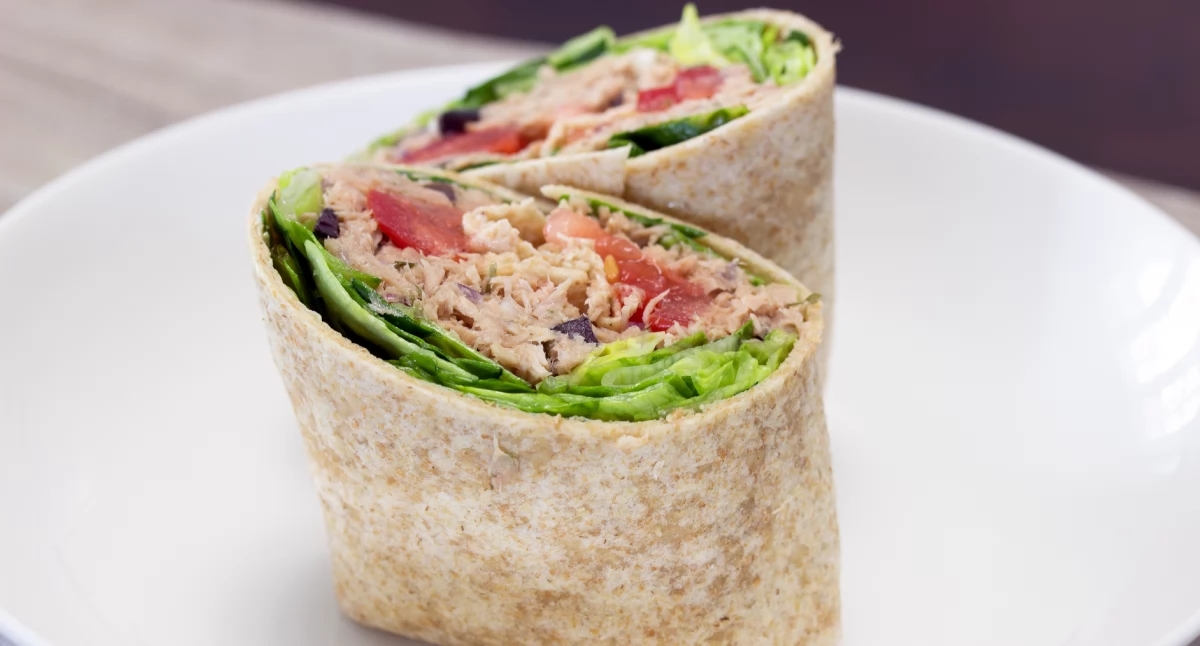 Ton balığı, avokado ve domatesli dürüm