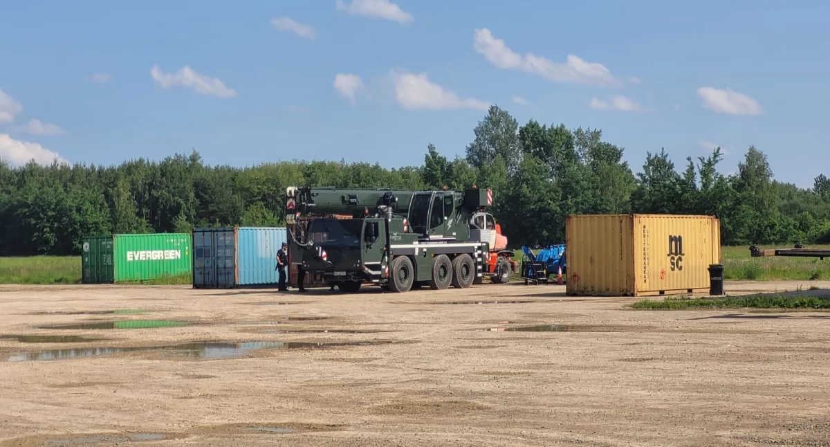 Tajemnicze kontenery z bronią w Laszkach.  Nie należały do wojska. Czemu i komu miały służyć?